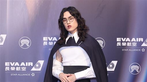 男星開洞戰袍驚豔全場　靈感來自帕恰狗