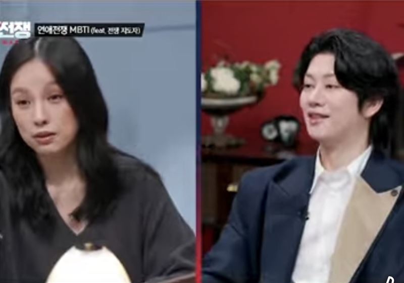 在討論感情互動時，李孝利追問是否曾對另一半提出過激要求，甚至提及「下跪」相關話題。（圖／翻攝自스토리숏 YT）