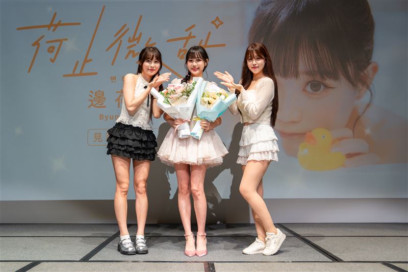 JJUBI（左）、金渡兒（右）來替邊荷律站台打氣。（尖端出版提供）
