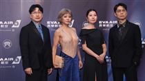 女星深V透視開到肚臍　大風一吹險走光