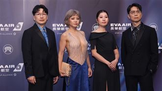 女星深V透視開到肚臍　大風一吹險走光