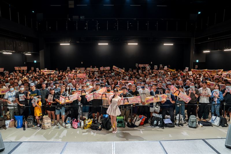邊荷律簽書會現場擠滿500位粉絲。（圖／尖端出版提供）
