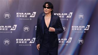 蕭煌奇穿深V秀「大肌肌」　行頭破3200萬