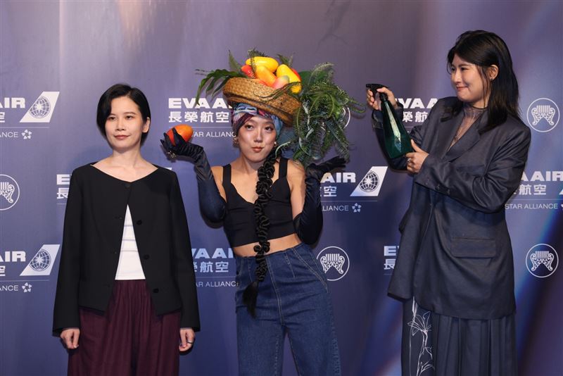 李竺芯（中）走紅毯。（圖／記者鄭孟晃、田俊彥攝影）