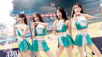 洋基女孩首登樂天球場！一暄濕透喊像烤箱