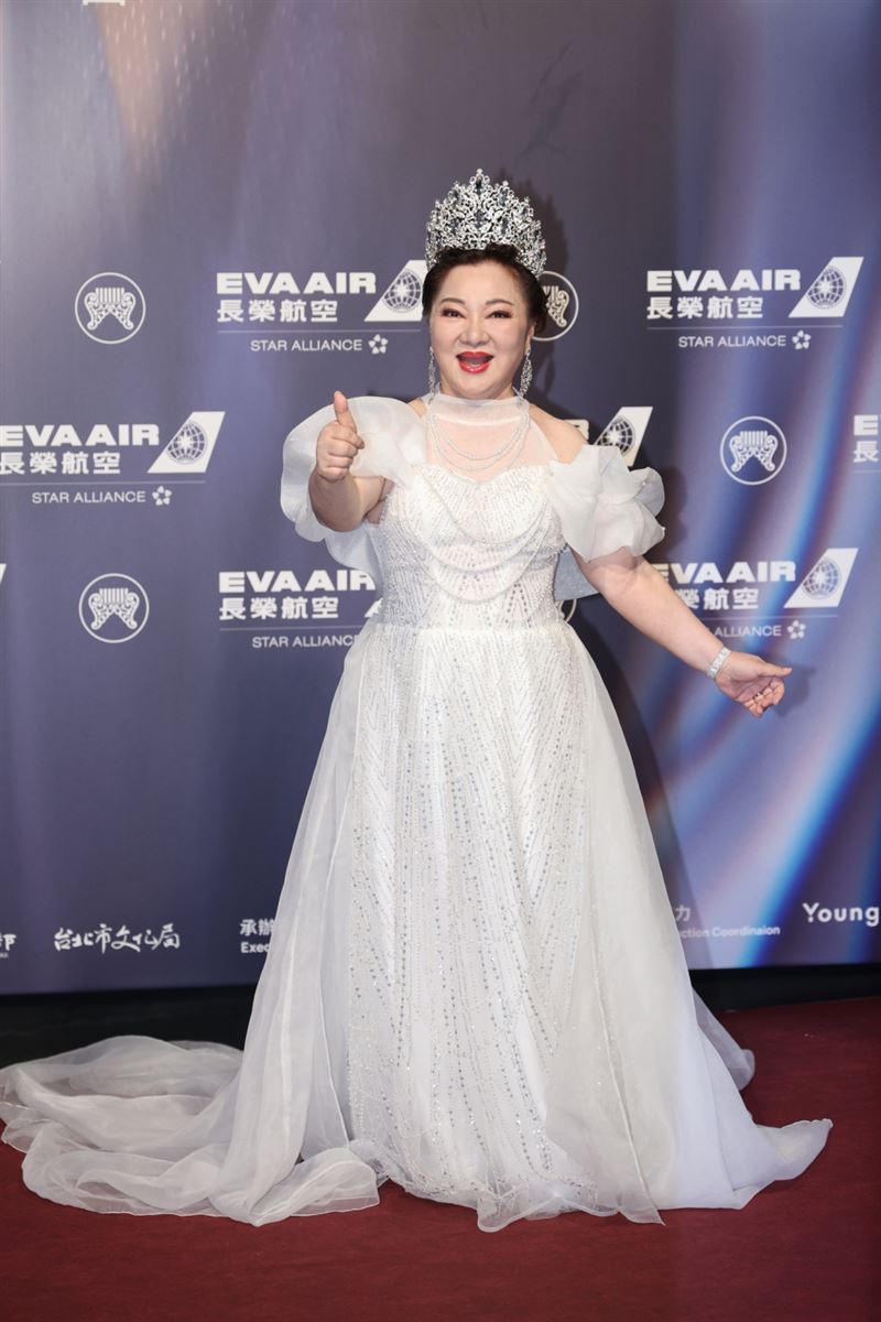 白冰冰身穿全白禮服、頭戴皇冠，宛如白雪公主。（圖／記者鄭孟晃、田俊彥攝影）