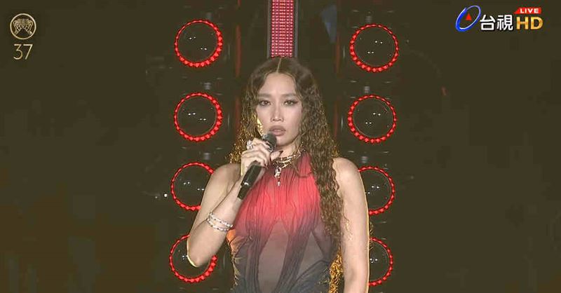 A-Lin幽默流暢的主持讓原本冗長的金曲典禮變成十分有賣點。（圖／翻攝自YT @GMA 金曲獎頒獎典禮暨國際音樂節 Golden Melody Awards &amp; Festival）