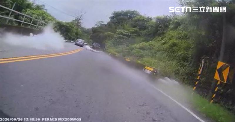 突然路上佈滿濃煙
