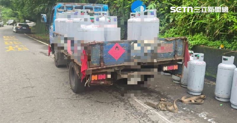 疑似因車速過快，繩索鬆脫，導致瓦斯桶被甩出