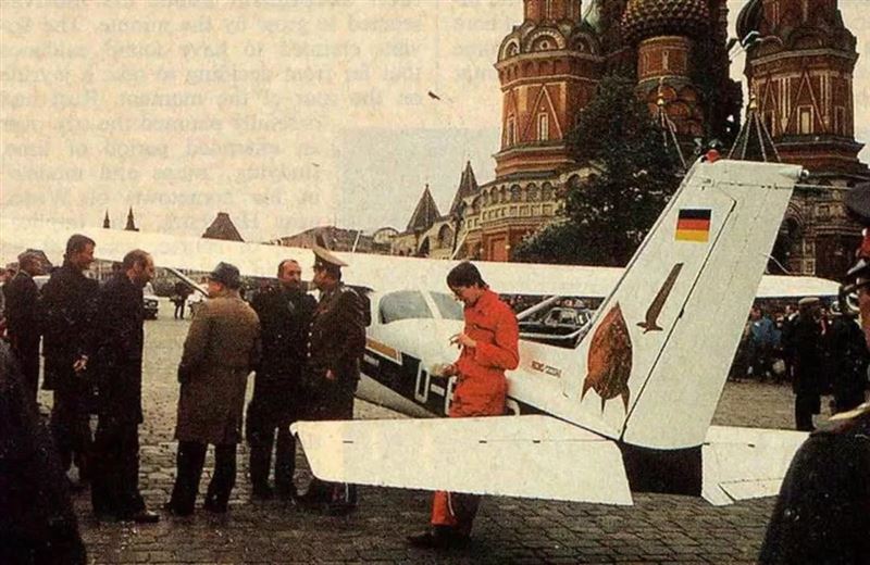 1987年5月28日，一位名叫馬蒂亞斯&middot;魯斯特（Mathias Rust）的18歲西德業餘飛行員駕駛一架租來的塞斯納172飛機，突破了蘇聯的防空網，降落在莫斯科紅場附近(紅衣者)。（圖／翻攝自世界特種部隊與軍武資料庫臉書）