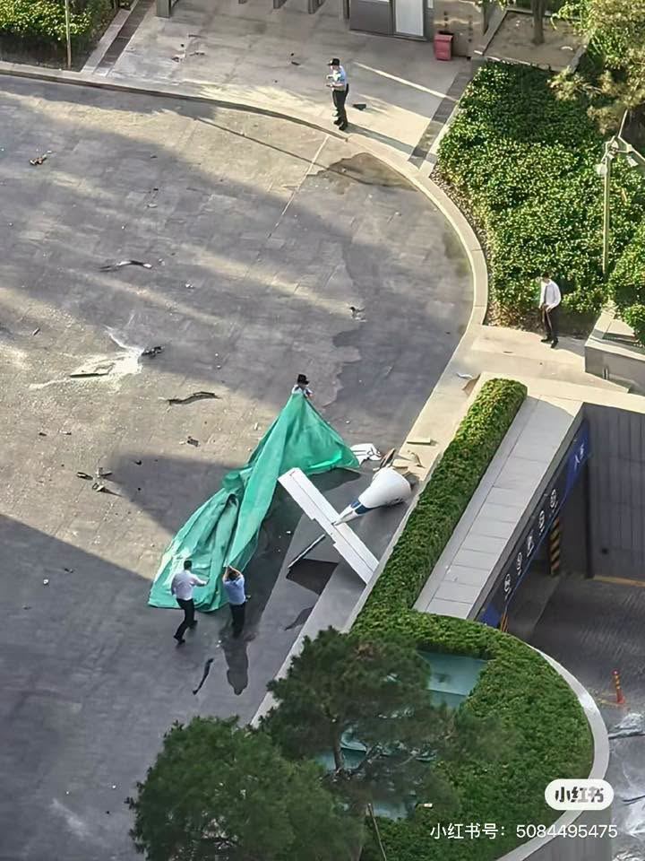 飛機殘骸迅速被拖走，中國網路上也禁止討論。（圖／翻攝自世界特種部隊與軍武資料庫臉書）