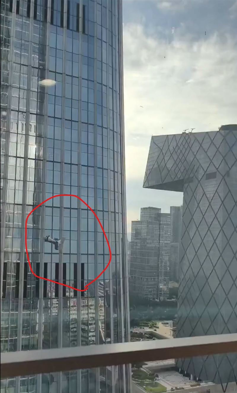 肇事機撞擊北京中信大樓後，主體墜落畫面被網友拍下。（圖／翻攝自世界特種部隊與軍武資料庫臉書）