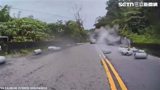 貨車過彎10桶瓦斯掉落　山道瞬間竄白煙