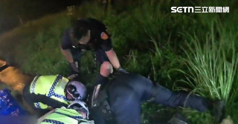 警消合力把女子拉上來
