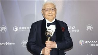 大咖作詞人獲特別貢獻獎　愛妻台下痛哭