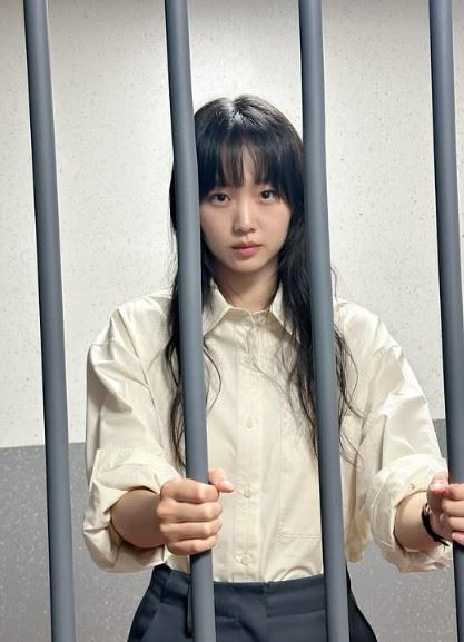 《鐵拳教育》聚焦校園霸凌與教師權益議題，秦基周飾演「教權保護局」成員任含琳，面對問題學生毫不退讓，以犀利台詞與強勢態度反擊對方。（圖／翻攝自秦基周IG）