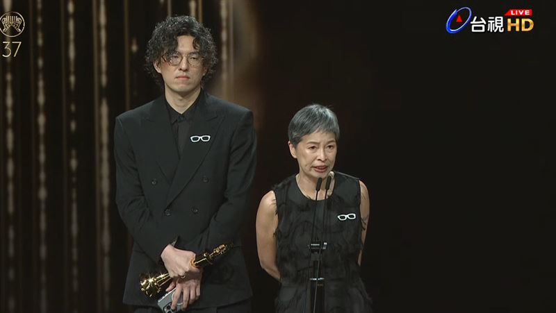 屠穎遺孀及兒子。（圖／翻攝YT @GMA 金曲獎頒獎典禮暨國際音樂節 Golden Melody Awards &amp; Festival）