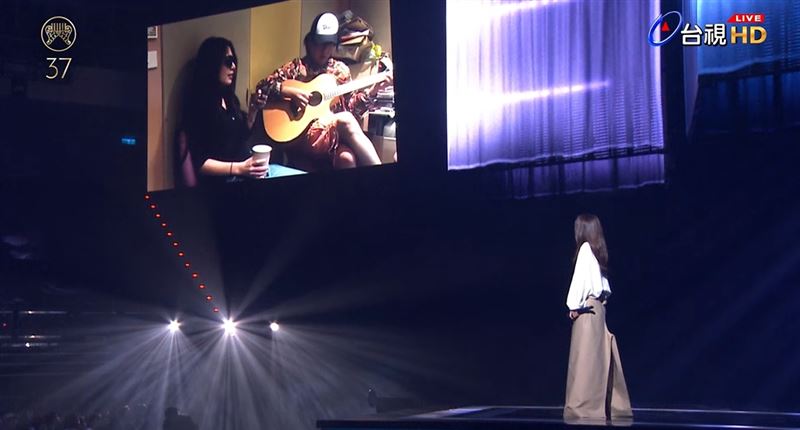 田馥甄（右）在演出中致敬今年2月病逝的袁惟仁，過程中唱到泛淚。（圖／翻攝自GMA 金曲獎頒獎典禮暨國際音樂節 Golden Melody Awards &amp; Festival）
