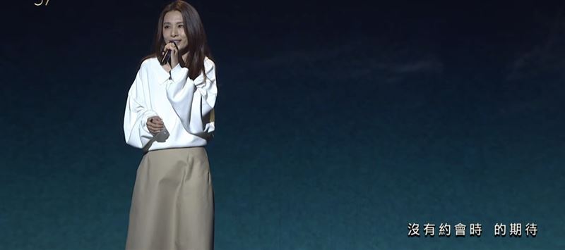 田馥甄擔任第37屆金曲獎表演嘉賓，以組曲向今年2月因肺炎病逝、享年57歲的音樂人袁惟仁致敬。（圖／翻攝自YT）