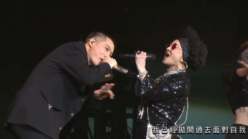 最高潮則落在母子合體橋段，兩人一同合唱〈什麼都不必說〉，默契十足的互動與舞台張力，直接把現場情緒推到最高點，全場尖叫聲不斷，氣氛嗨到沸騰。（圖／翻攝自YT）