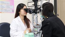 何明芝醫師表示，若有視力模糊或影像變形，應及早檢查。（台中仁愛醫院提供）