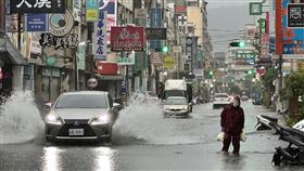 深夜雨炸彰化　員林等多處水淹及小腿深受鋒面及西南風影響，彰化縣持續降豪雨，多處出現積淹水情形，其中員林市大同路二段部分路段水深及小腿，民眾27日一早涉水通過。中央社記者鄭維真攝 115年6月27日