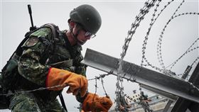 工兵架設3道阻絕設施國軍立即備戰操演25日進入第4天，53工兵群於桃園機場周邊道路進行阻絕架設演練。中央社記者游凱翔攝　115年6月25日
