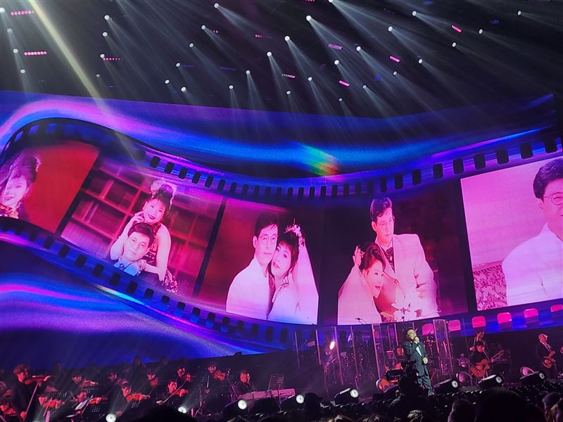 《再回首》一響全場哭了！姜育恆演唱會兩大彩蛋曝光。妻子獻花、吳奇隆現身合唱《紅蜻蜓》。（圖／記者鍾志鵬攝影）