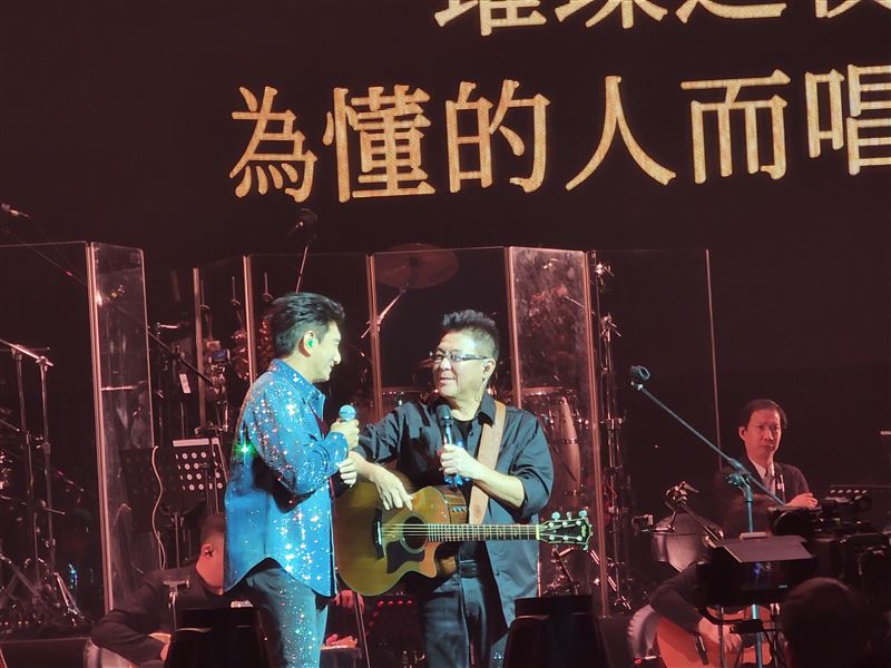 《再回首》一響全場哭了！姜育恆演唱會兩大彩蛋曝光。妻子獻花、吳奇隆現身合唱《紅蜻蜓》。（圖／記者鍾志鵬攝影）