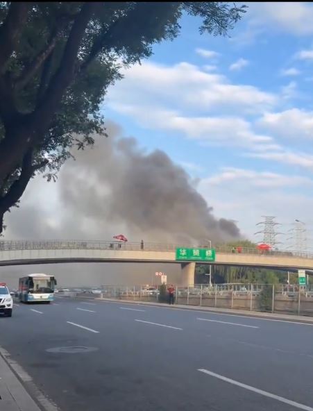 北京朝陽區中央商務區（CBD）連兩日爆發震撼意外！繼26日最高樓中信大廈驚傳遭飛機撞擊後，27日傍晚東四環華貿橋附近又突發猛烈大火，現場黑煙竄天，數公里外清晰可見。（圖／翻攝自X平台 @whyyoutouzhele）