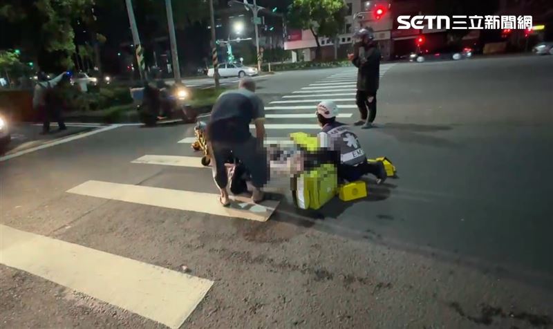 黃女被騎士撞飛，雙腳離開地面、頭部重摔落地，被送往高醫治療，目前暫無生命危險。（圖／翻攝畫面）