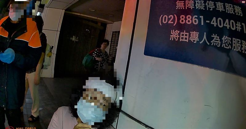 台北市士林區昨（27日）晚間一名林謝姓婦人提醒王姓老翁沒垃圾車，因而遭到對方驅趕攻擊。（圖／翻攝畫面）