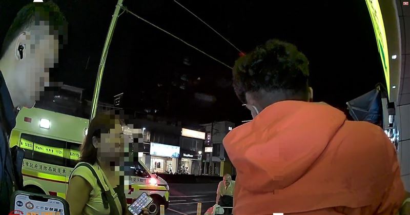 警方獲報到場後，先將跌倒在地的林謝婦人送往醫院治療。（圖／翻攝畫面）