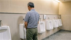 男性在50歲過後，若有小便不順的症狀，要留意是攝護腺肥大的警訊。(此為AI生成圖)（圖／大千綜合醫院提供） 