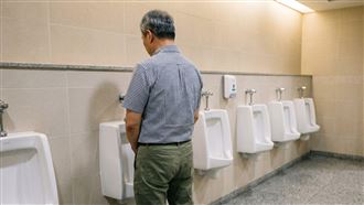 半夜起床兩三次…醫揭男性50歲後難言之隱