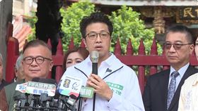 民進黨台北市長參選人沈伯洋今（28）日赴龍山寺參拜前受訪。（圖／翻攝畫面）