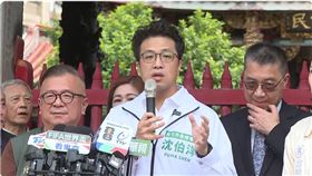民進黨台北市長參選人沈伯洋今（28）日赴龍山寺參拜前受訪。（圖／翻攝畫面）