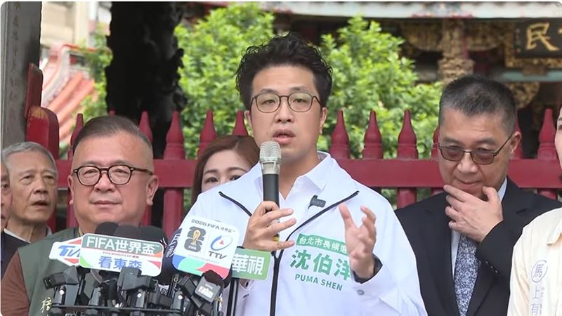 民進黨台北市長參選人沈伯洋今（28）日赴龍山寺參拜前受訪。（圖／翻攝畫面）