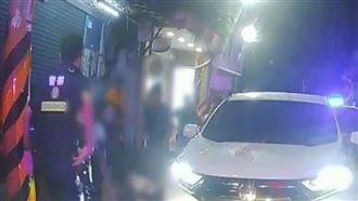 新莊酒吧外搭訕大亂鬥！慘摔一片畫面曝光