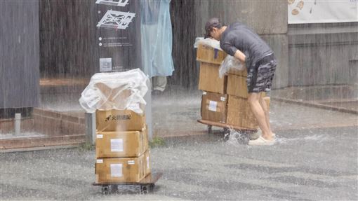 台北傾盆大雨　物流人員雨中送貨中央氣象署18日發布豪雨特報，台北市區午後出現強降雨，松山區一名快遞員在大雨中辛苦送貨。中央社記者王飛華攝　115年6月18日