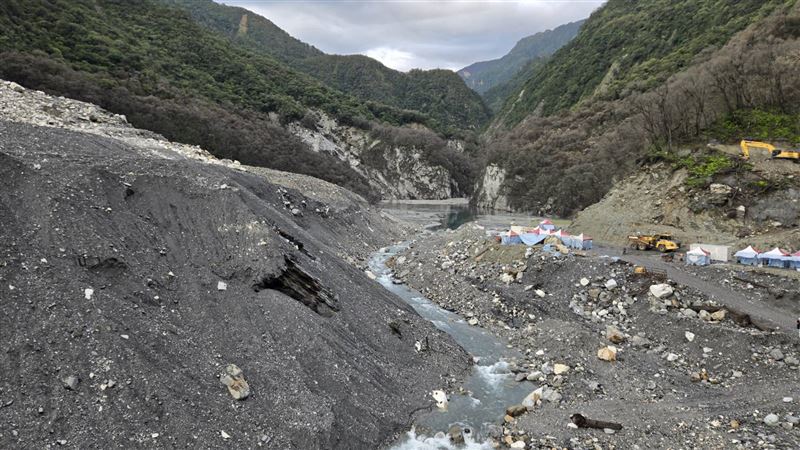 花蓮馬太鞍溪堰塞湖土石流，11施工人員搭直升機撤離。（圖／翻攝畫面）