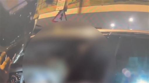 凌晨違規停公車站！男見警狂抖毒篩結果曝
