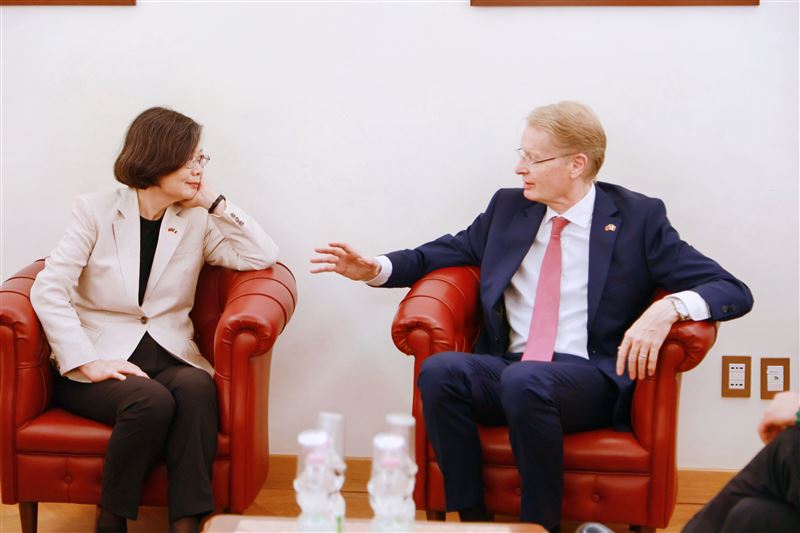 前總統蔡英文參觀義大利參議院，並由參議院副議長錢益友（Gian Marco Centinaio）親自接待。（圖／蔡英文辦公室提供）