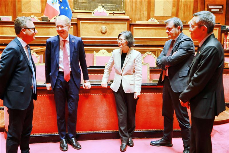 前總統蔡英文參觀義大利參議院，並由參議院副議長錢益友（Gian Marco Centinaio）親自接待。（圖／蔡英文辦公室提供）