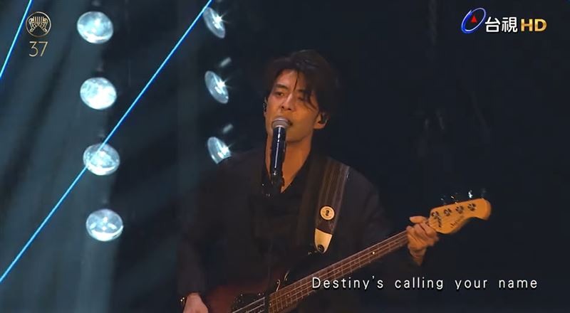 莫文蔚登上金曲獎表演，但貝斯手卻帥到引起網友注意。（圖／翻攝自GMA 金曲獎頒獎典禮暨國際音樂節 Golden Melody Awards &amp; Festival）