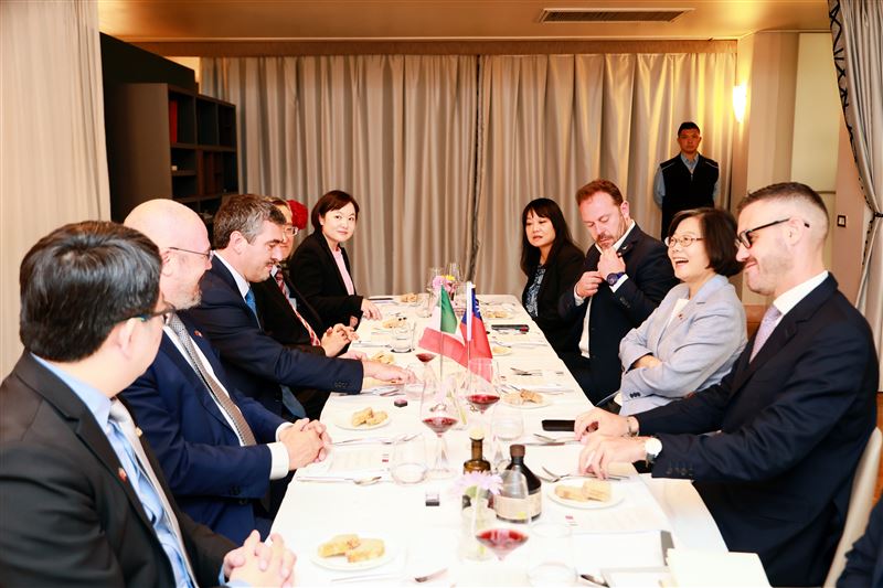 前總統蔡英文參觀義大利參議院，並由參議院副議長錢益友（Gian Marco Centinaio）親自接待。（圖／蔡英文辦公室提供）