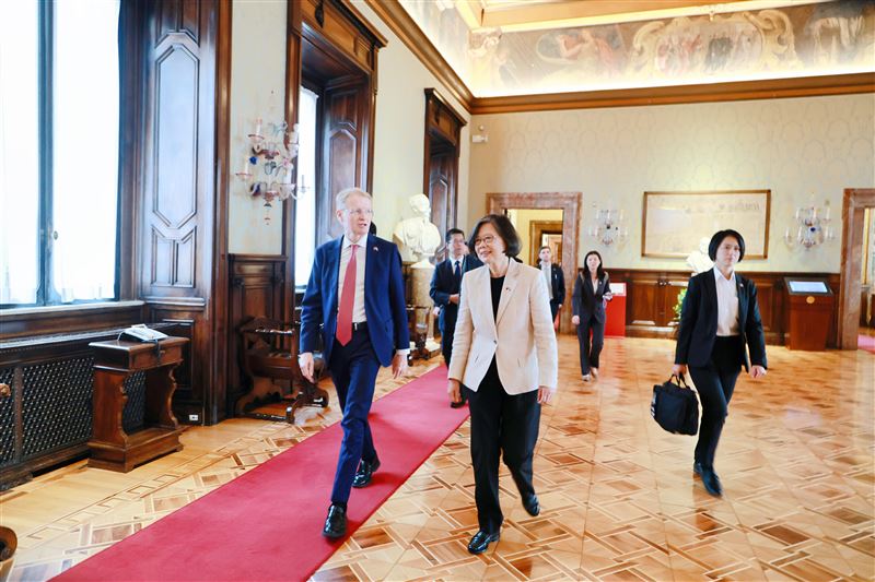 前總統蔡英文參觀義大利參議院，並由參議院副議長錢益友（Gian Marco Centinaio）親自接待。（圖／蔡英文辦公室提供）