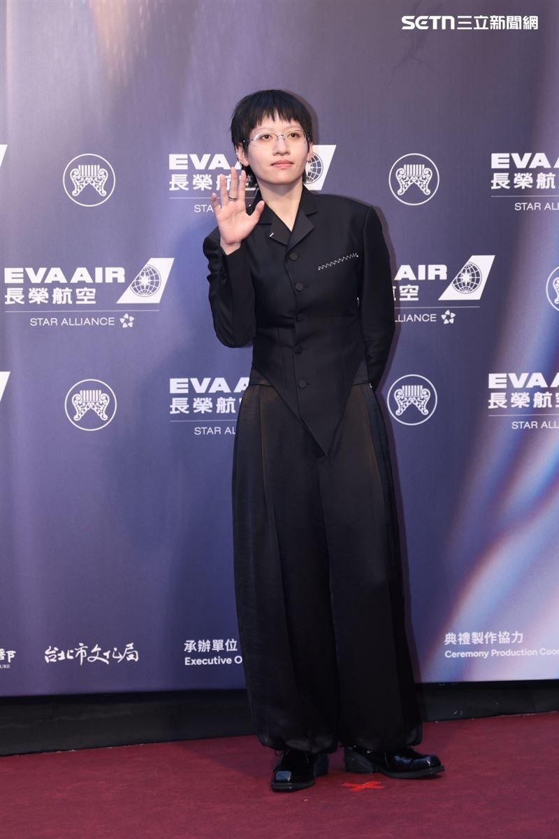 陳嫺靜以一頭俐落短髮搭配帥氣黑色西裝登上金曲紅毯。（圖／記者鄭孟晃、田俊彥攝影）