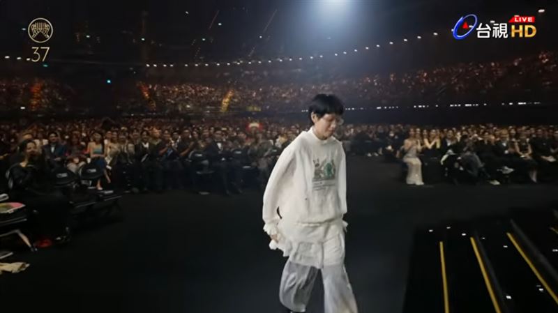 對比台下許多藝人隆重打扮，陳嫺靜一身白色帽T特別休閒。（圖／翻攝自GMA 金曲獎頒獎典禮暨國際音樂節 Golden Melody Awards &amp; Festival）