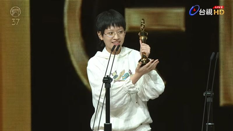 陳嫺靜奪下本屆「最佳新人獎」，穿白色帽T上台領獎卻引發部分網友批評。（圖／翻攝自GMA 金曲獎頒獎典禮暨國際音樂節 Golden Melody Awards &amp; Festival）